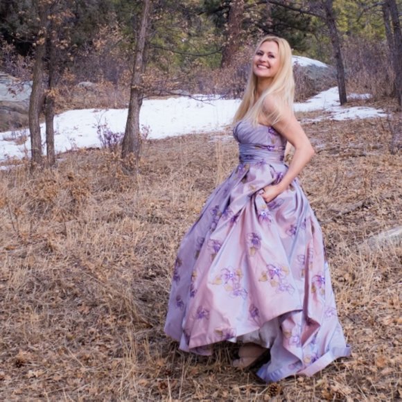 Gorgeous Classic LULY YANG COUTURE Gown - Picture 4 of 7